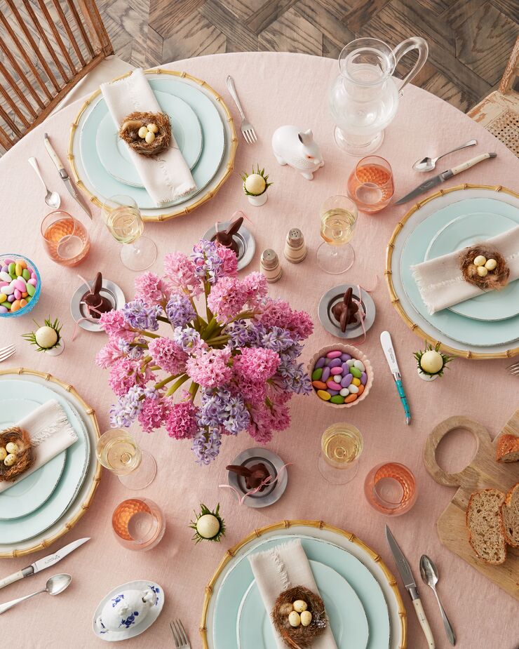 Juliska’s Classic Bamboo and Vietri’s Lastra table settings give this table a simple elegance.
